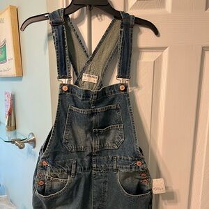 New with tags. Free People short overalls. Women’s size small.